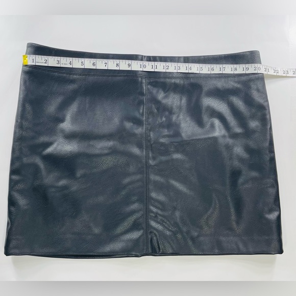 H&M BLACK FAUX LEATHER MINI SKIRT WITH SILVER ZIPPER SIZE 18 - Picture 8 of 8